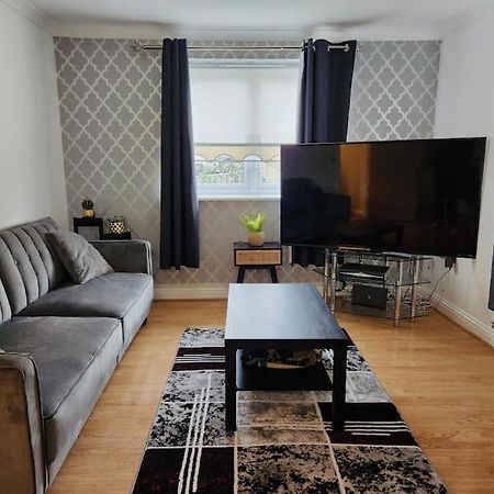 Spacious Ground Floor 2 Bedroom 2 Bathroom Flat In Hatfield Near Hertfordshire University Private Car Park Sleeps 5-6 Kültér fotó