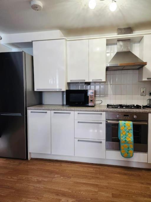 Spacious Ground Floor 2 Bedroom 2 Bathroom Flat In Hatfield Near Hertfordshire University Private Car Park Sleeps 5-6 Kültér fotó