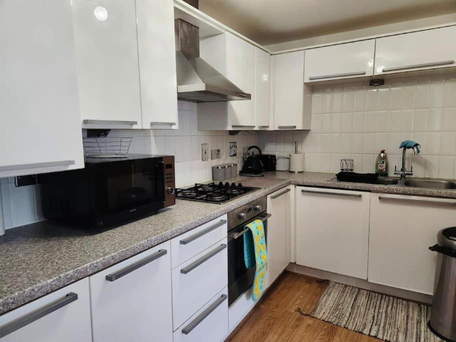 Spacious Ground Floor 2 Bedroom 2 Bathroom Flat In Hatfield Near Hertfordshire University Private Car Park Sleeps 5-6 Kültér fotó